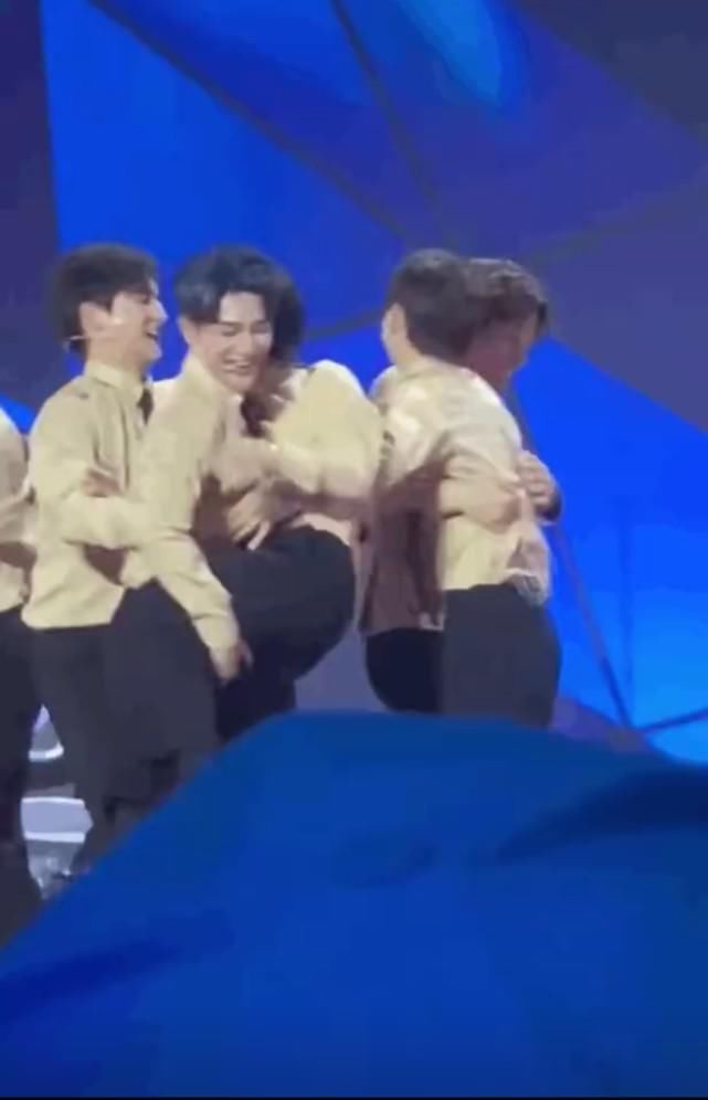  周震南|R1SE周震南 被公主抱选中的男人