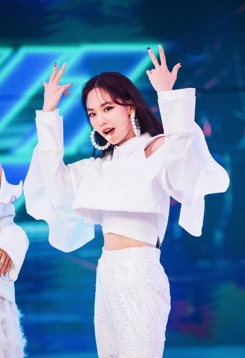  终于|“浪姐”王霏霏终于迎来第一名！舞台造型又A又美，33岁气场大开