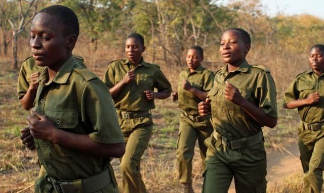 盗猎|经历过性侵和家暴，如今她们扛起枪，成为非洲最勇敢的女团！