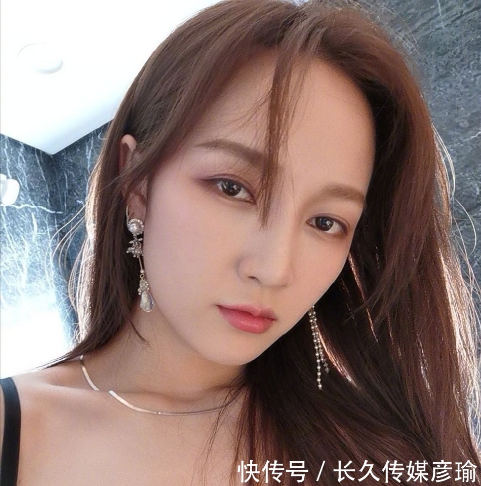 引荐|孟佳淘汰后成团宠,张雨绮签约孟佳,黄圣依引荐经纪人赚大发了