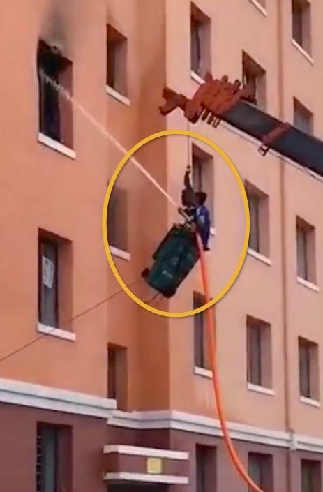  张侠|神操作！邻居家起火，他把自己装进垃圾桶……