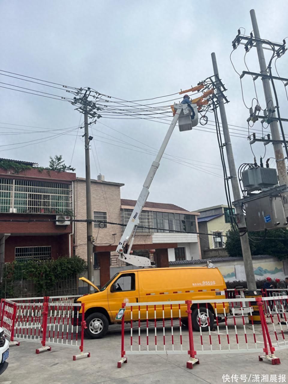 国家电网宁乡供电公司(国网宁乡市供电公司圆满完成湖南省内首次0.4千伏低压带电作业)