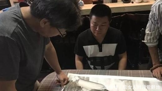 放大|他画下张雨绮在戏水，让冷军看出神了，放大20倍知道原因！