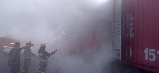  装载|京港澳高速一装载食物和大理石板货车起火，应急车道上浓烟滚滚