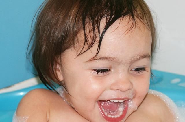 亲密|父女俩在火车上公然秀恩爱,亲密行为令众人反感:严重越界了