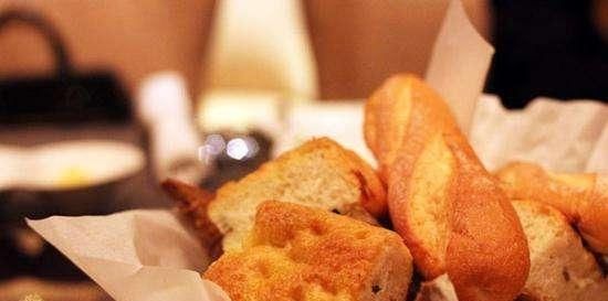  西餐|去吃西餐时，为什么服务员会先给一份面包服务员放心，没有坑
