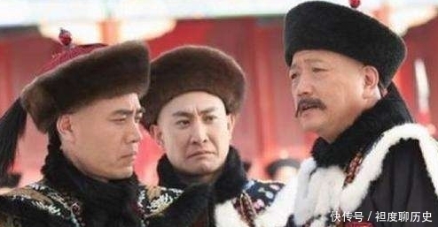 下跪|为什么清朝官员下跪前，都要先拍两下袖子再跪？这里面学问可大了