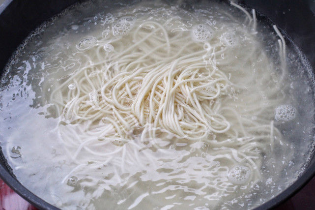 得嗦|三伏天就馋这面食,香辣劲道实在太好吃了,每次都得嗦上两大碗!