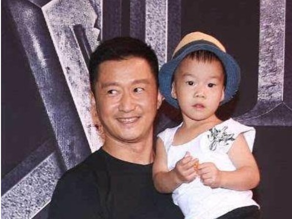  拇指|身体有“缺陷”的4位明星，一位没有子宫，一位没有拇指！