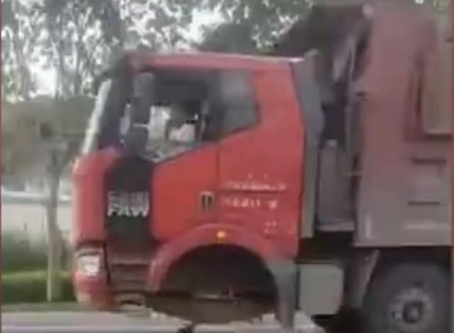  大货车|货车两个前轮都没了仍在行驶！老司机表示不在话下