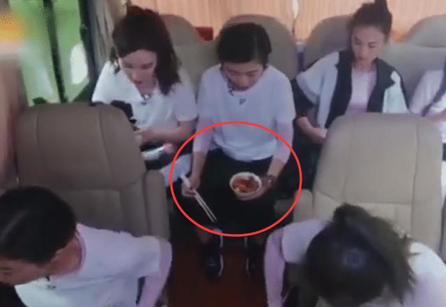 桌上|《浪姐》张萌吃火锅,谁注意桌上的火锅配菜?暴露节目组待遇