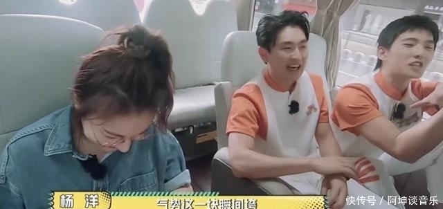  录制|吴昕主持再遭质疑，节目现场玩手机被拍，录制观众吐槽拖后腿