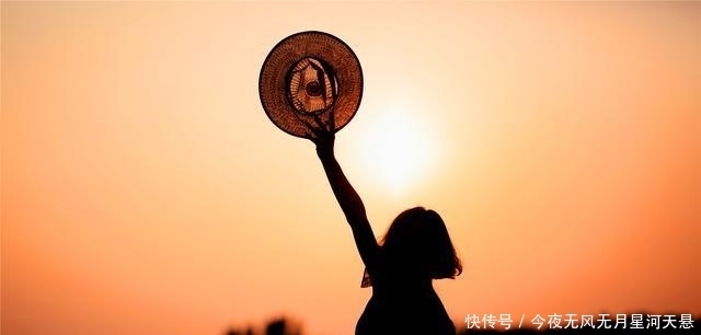 追求|心理学：被男人追求时，“腼腆”一点，其实是很有讲究的