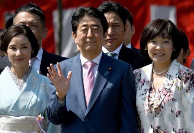 亮相|日本新第一夫人亮相，短发素颜气质淡雅，58岁安倍昭惠穿花衣惊艳