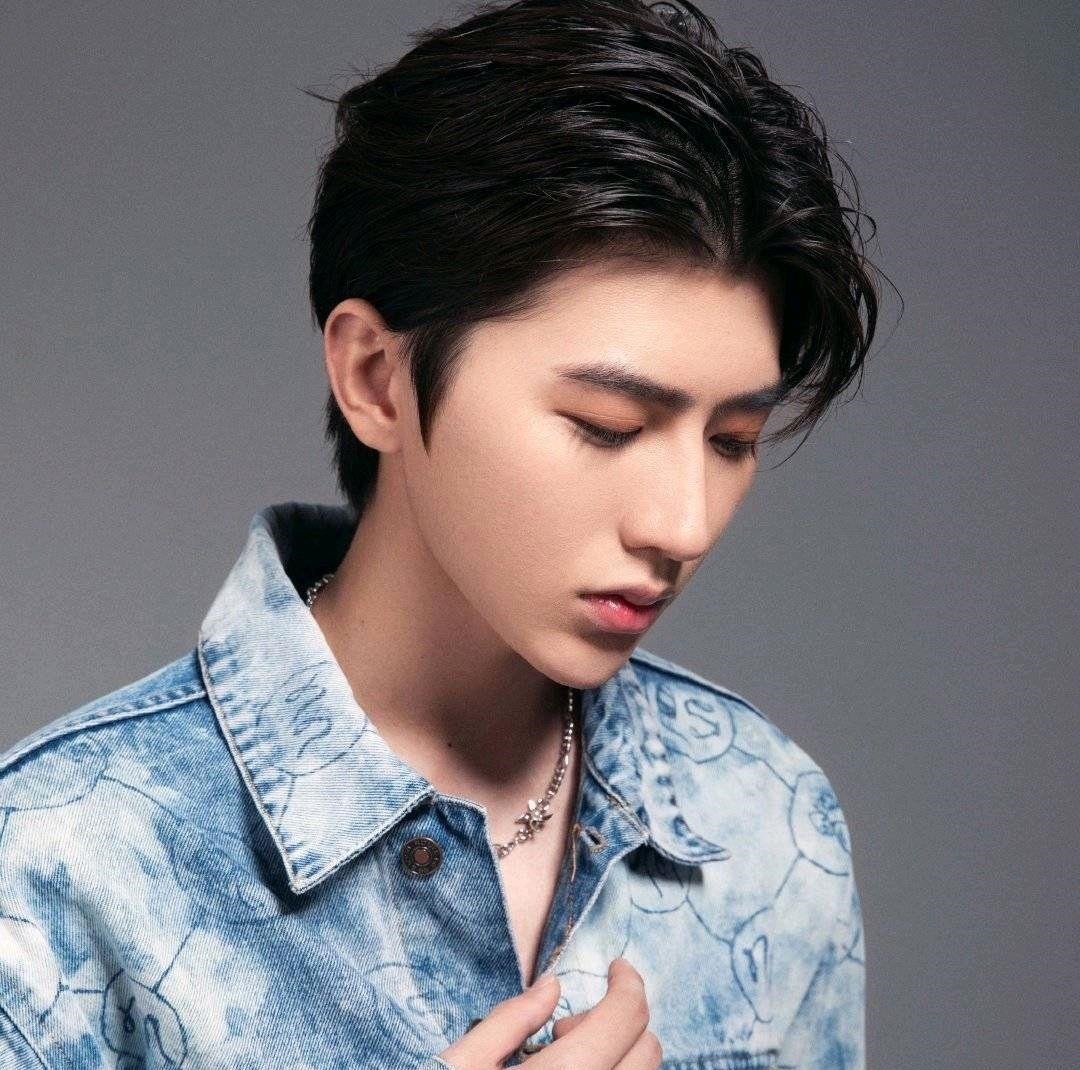 蔡徐坤的表|蔡徐坤萌萌哒亮相《快乐大本营》,“坤三岁”重出江湖