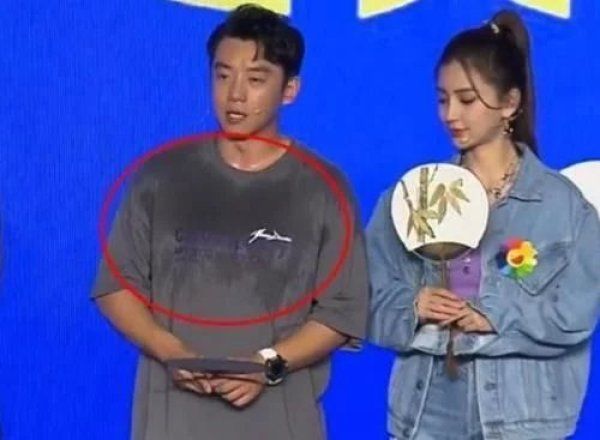 杨颖|跑男发布会现场没空调，嘉宾暴汗衣服湿透，杨颖的颜值真实了