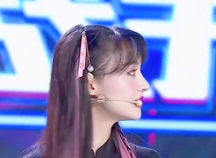  颜值|郑爽参加电竞综艺节目，直播时忘记开美颜，这颜值没看错吧？