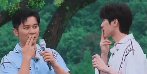  综艺节目|他上跑男很克制自己！烟瘾犯了后喝牛奶被观众看穿，最终只好尬演