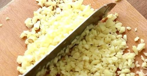  鲜美|立秋之后海鲜正当季，8毛钱的扇贝，配上秘制金银蒜，又香又鲜美