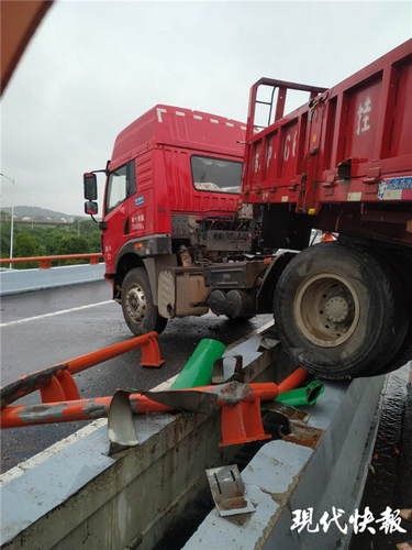  雨天|雨天路滑，高速上货车直接冲向对面车道