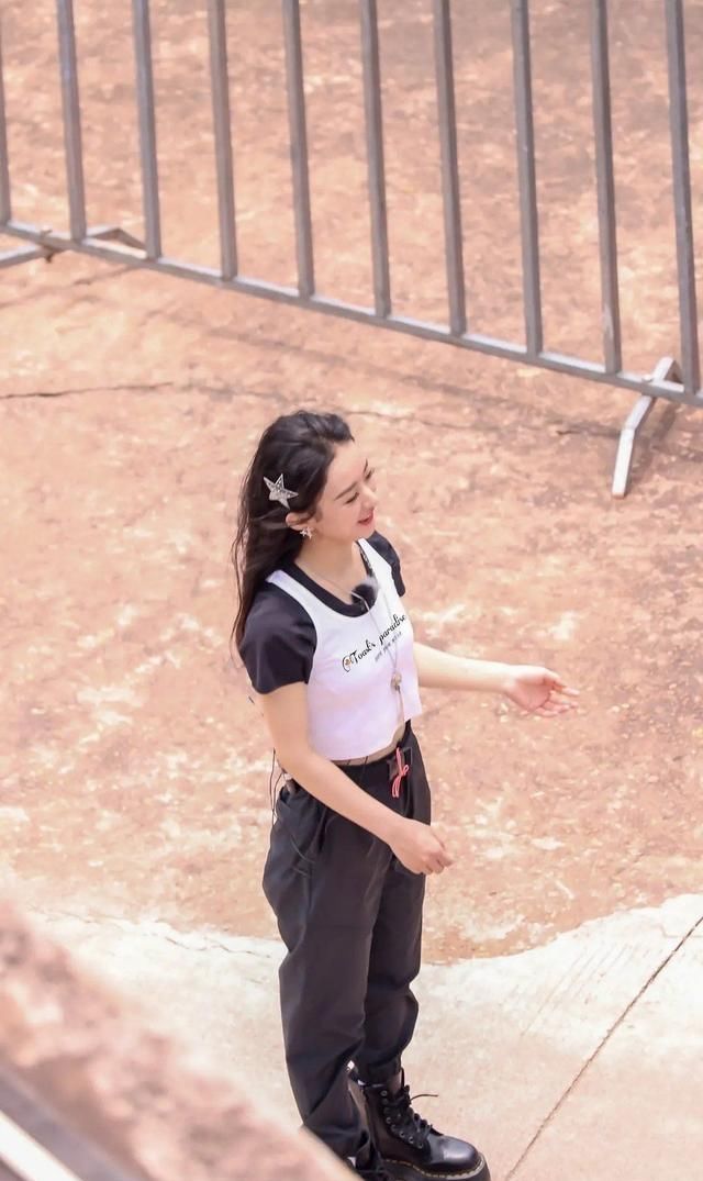  赵丽颖|吴昕和赵丽颖撞衫了！穿一条裤子，却暴露了少女和宝妈的区别