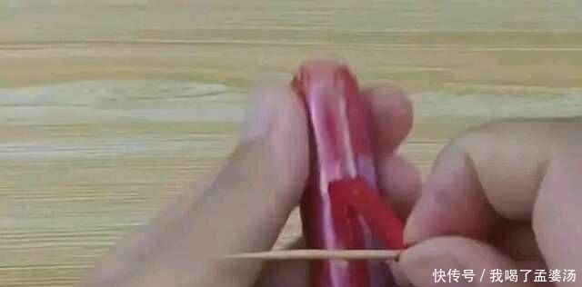 机关|火腿肠上的金属环，我们用嘴咬了很多年，现在才知道“机关”在哪