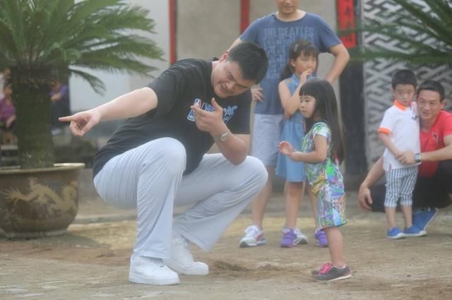  照片|姚明罕见照片你见过几张？光着膀子训练，录制节目被喂吃“蛆”