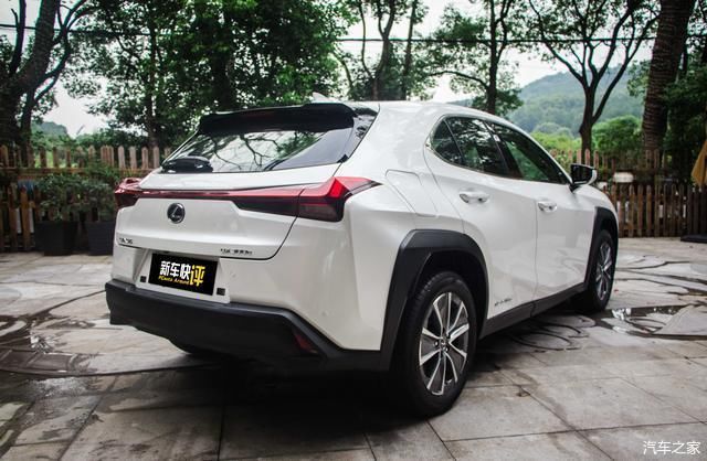 雷克萨斯UX300e|嫌特斯拉做工差？实拍雷克萨斯首款电动SUV 不仅豪华 还更便宜