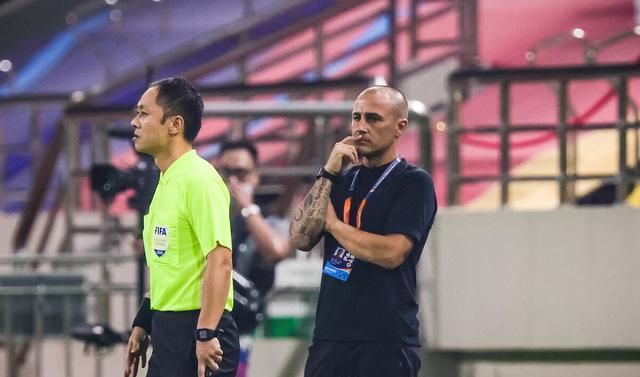  上海申花|申花小将替补上场时，恒大的卡纳瓦罗为何特意上前和他们击掌？