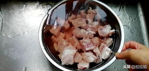 炖排骨|炖排骨汤，掌握3个关键的去腥步骤，炖出的汤水香气扑鼻