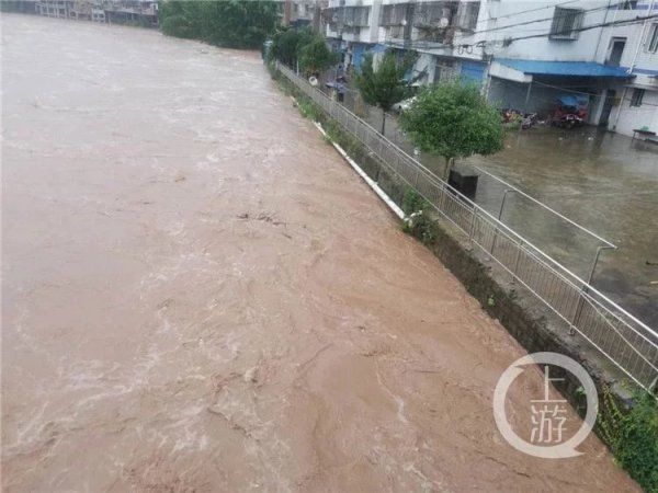 河流|万州再发暴雨红色预警！ 雨有多大？河流明显涨水，多地积水被淹……降雨仍将持续