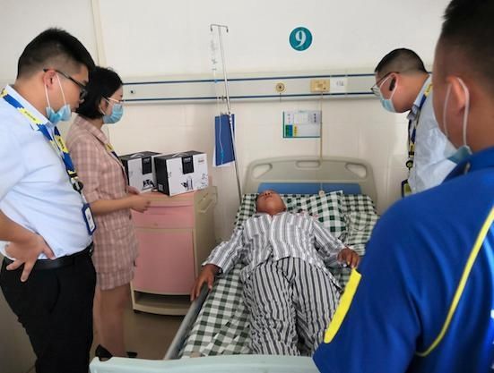 广东|男子持刀追砍小女孩，广东快递小哥挺身挡刀