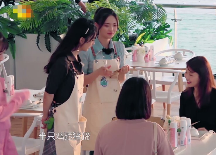  举动|杨超越首次为客人点菜，我却在观察赵丽颖举动，暖心姐姐无疑了