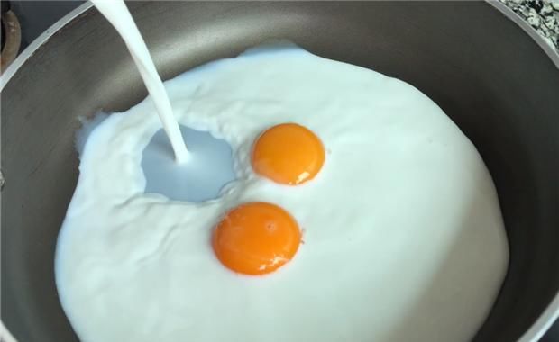 牛奶面糊|牛奶别再直接喝了,加上2个鸡蛋黄,香酥鲜嫩,比炸鲜奶还好吃