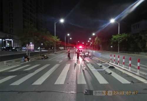  摩托|20岁女子醉驾摩托，连车带人三人一并撞上路中护栏