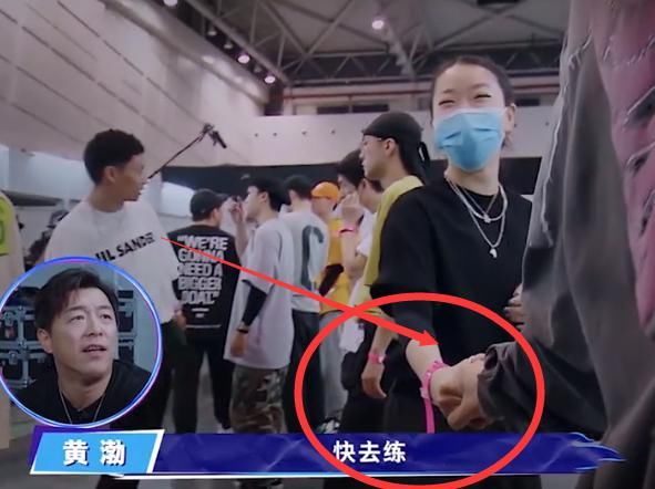  王一博|王一博按照黄渤要求，去牵女学员的手，当两人对视时，谁注意一博的反应？