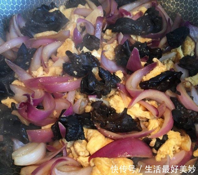 美味|鸡蛋炒洋葱木耳,家常小炒,营养美味,方便快捷!