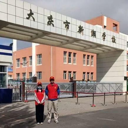 联合|减量控大 | 大庆交警联合志愿者开展文明交通劝导行动