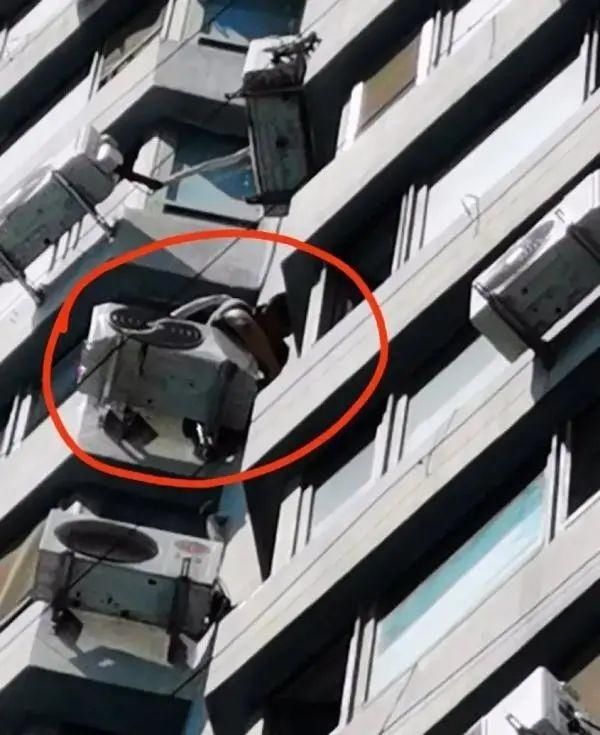  刚好|8楼掉下扳手，男子刚好经过