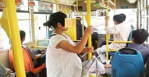 位大妈|大妈逼孕妇让座被拒，张嘴就咒＂孩子早晚得掉＂，孕妈做法太解气了