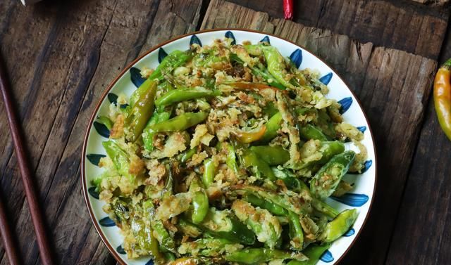  回味|大厨教你辣椒最好吃的做法，用面煎一煎，口感酥脆令人回味