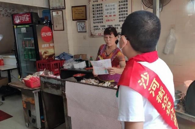  垃圾|“走街串巷，体验守桶”！龙岗路小学学生成了西街社区垃圾分类志愿者