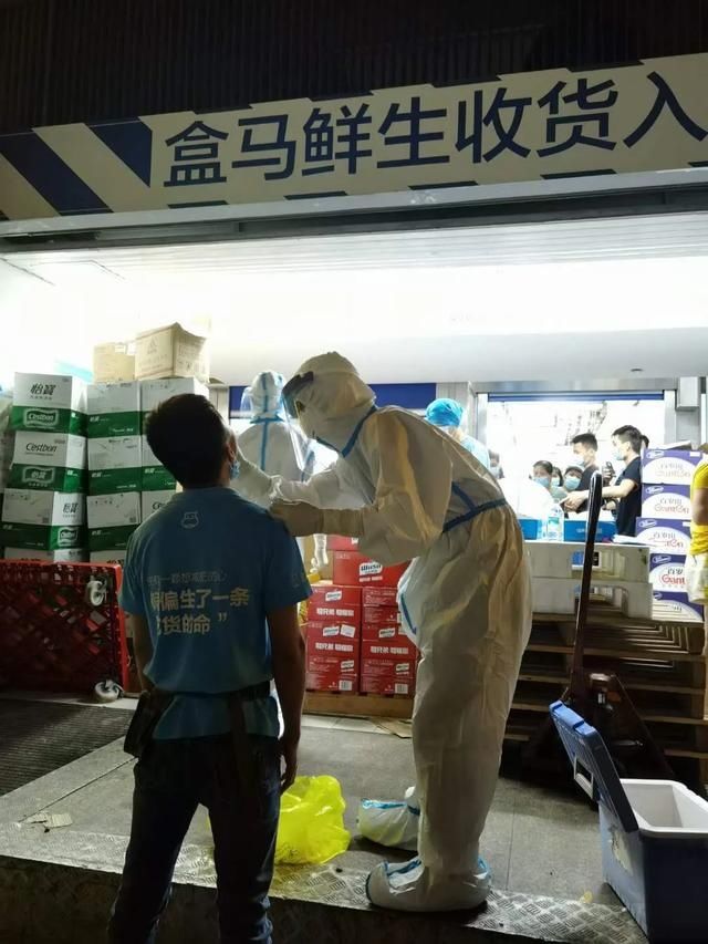 同事|深夜通报！一超市员工确诊！家属和同事…