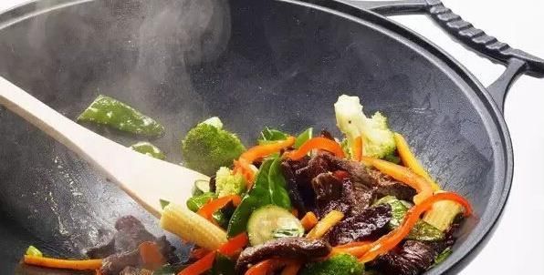  炒菜|炒菜时致癌的四种坏习惯，为了家庭的健康，家里大厨快看一看