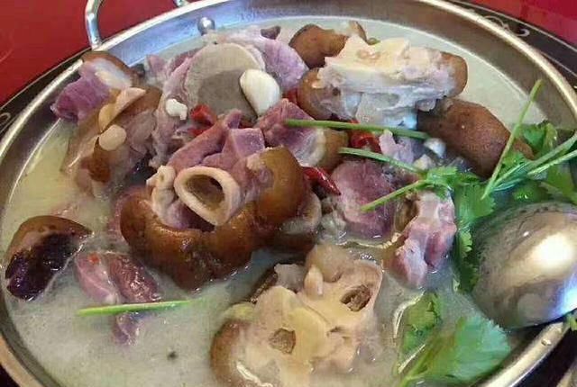  咸烧白|老家酒席出现的两道硬菜，“咸烧白” 腊猪蹄炖粉条