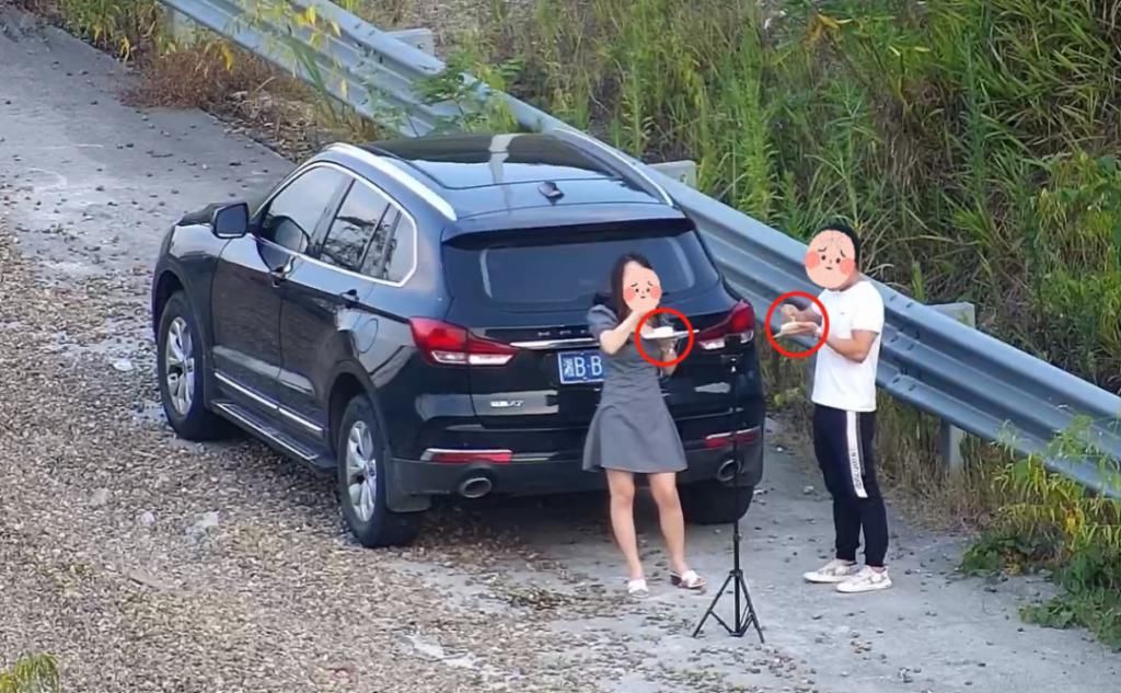  交警|一对情侣高速避险车道违停自拍，还互相喂蛋糕……罚！