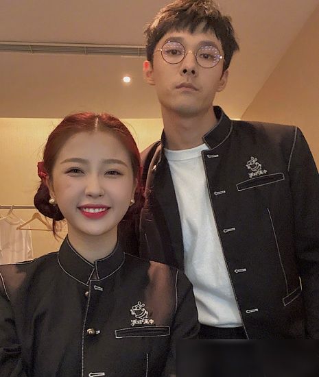  虞书欣|张雨剑与虞书欣拍合影，他脸上的表情太抢镜，意外暴露两人关系