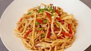  翻炒均匀|一道解烦热，调肠胃的美味菜肴，茭白炒肉。