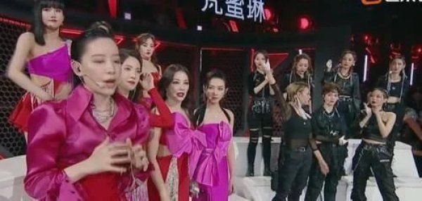 跳舞|万茜受伤依然站C位,全员单手跳舞有团魂,宁静顾全大局帮忙拉票