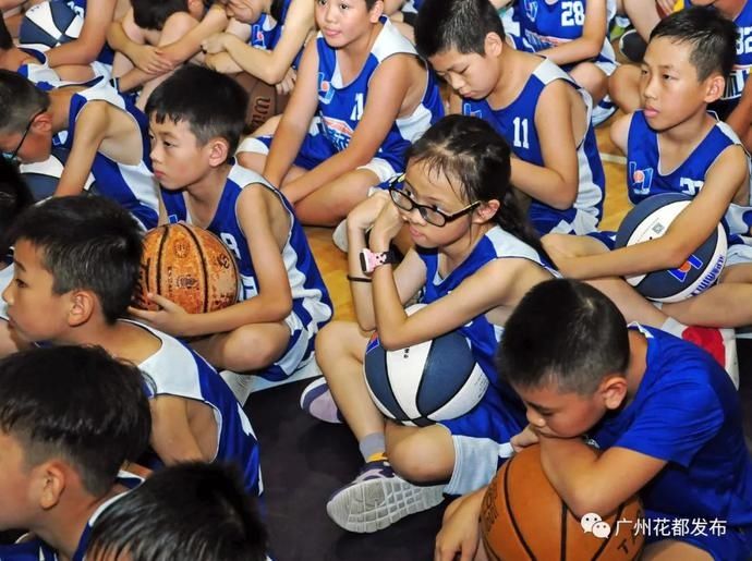 名将|【聚焦】篮球名将李楠现身花都,体育名片越擦越亮!